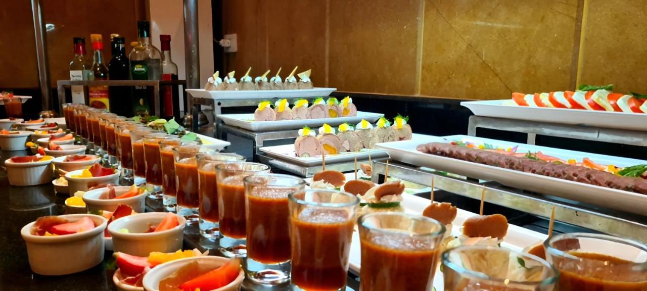 Retac Qunay Dahab Resort & Spa Exterior foto A buffet at a hotel
