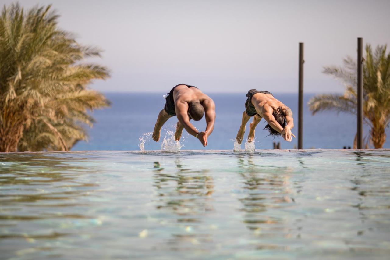 Retac Qunay Dahab Resort & Spa Exterior foto Two men diving into a pool